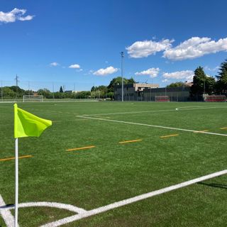 Il manto in erba sintetica del campo di calcio a Gorla Minore. Sotto la realizzazione dei nuovi spogliatoi ed i lavori in via Petrarca