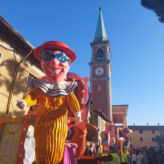 VIDEO E FOTO. Carri, coriandoli e maschere: Olgiate si scatena