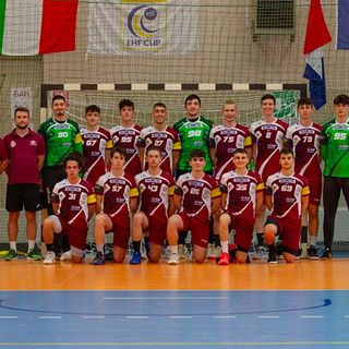 La formazione maschile Under 19 di Cassano e, nella foto in fondo all'articolo, quella femminile. Entrambe sono impegnate nelle finali nazionali (foto dal sito pianetapallamano.it)