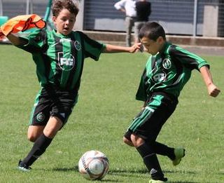 Giovani in campo con i colori della Castellanzese - Foto dal sito della società