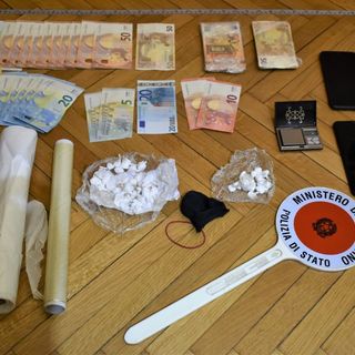 Trovato con 47 dosi di cocaina nascoste nella scocca dell'auto: arrestato
