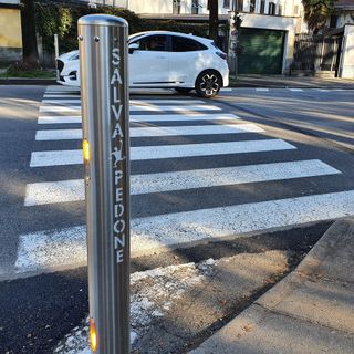 A Busto arrivano le colonnine luminose “salva pedone”. Per attraversare sulle strisce in sicurezza