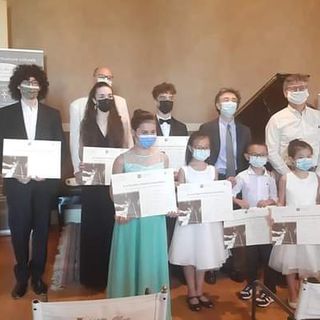 Sabrina Dente (sulla sinistra, organizzatrice del concorso) con i premiati del Concorso Nazionale “Villa Oliva” e membri della giuria