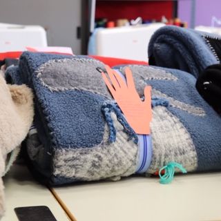 L’Acof di Busto confeziona coperte per i senzatetto