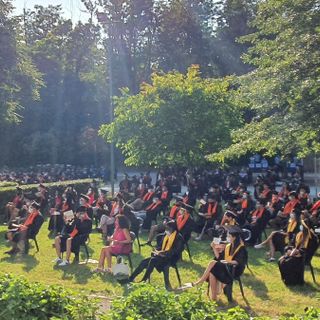 La cerimonia nel cortile della scuola