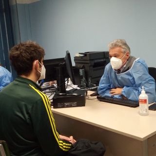 Il dottor Emilio Lualdi e nelle altre foto gli altri dottori impegnati nella vaccinazione con l'Asst