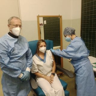 Il dottor Emilio Pozzi, a Gallarate, è uno dei medici rientrati per vaccinare