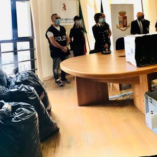 Parte della droga sequestrate e contenuta in sacchi della spazzatura. Le immagini della conferenza stampa in Questura