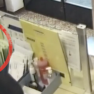 VIDEO. Rapina martello in pugno all'ufficio Postale, l'assalto ripreso dalle telecamere