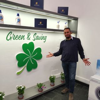 Emanuele Tosi nel suo nuovo negozio in centro a Busto