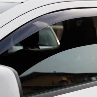 Bimba resta bloccata in auto, liberata dall'intervento di un cittadino