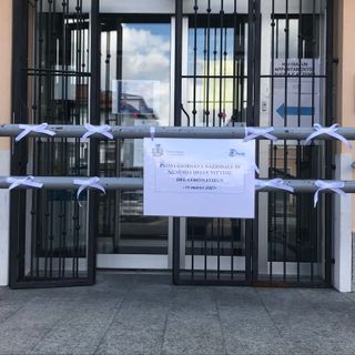 Dodici fiocchi bianchi per ricordare le vittime del Covid a Marnate