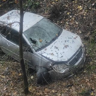 FOTO. Perde il controllo dell'auto e finisce nella scarpata: paura in via Molinetto a Varese
