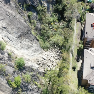 FOTO e VIDEO. Condominio minacciato da una frana a Luino: restano sfollate le 12 famiglie