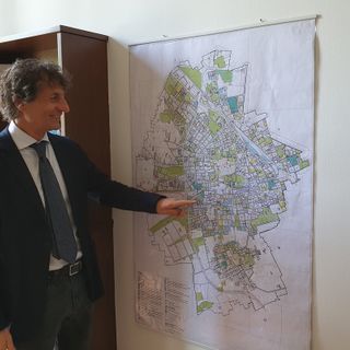 L'assessore all'Urbanistica, Giorgio Mariani, davanti alla mappa della città di Busto