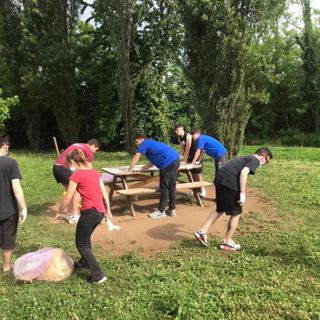 Giovani all'opera: un sabato di pulizia straordinaria al “parco pensatoio” di Marnate