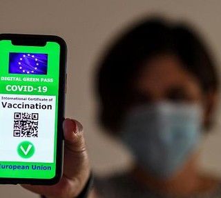 Green Pass, il governo pensa all'obbligo da ottobre per dipendenti pubblici e per lavoratori di bar, ristoranti e palestre