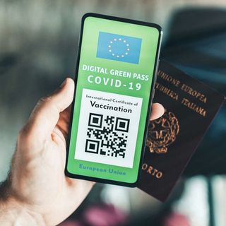 Postare il green pass social? Ecco perché potrebbe essere pericoloso