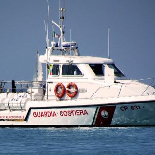 Alla deriva su un cigno gonfiabile, paura per una bimba varesina in Salento