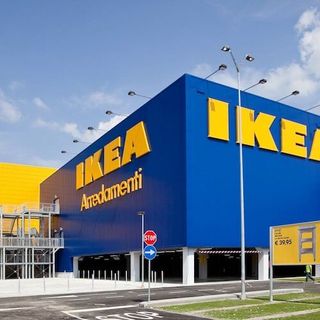 Sostanza irritante nell'aria: evacuate mille persone all'Ikea di Corsico