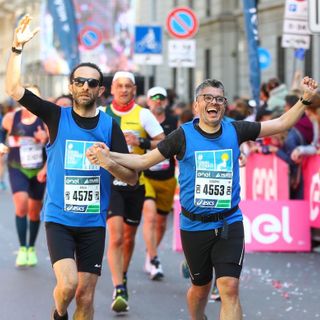 Paolo Bossi, oncologo specialista dei tumori testa-collo, e Giovanni Pignataro, avvocato e consigliere comunale a Gallarate: esultanza all'arrivo della Milano Marathon