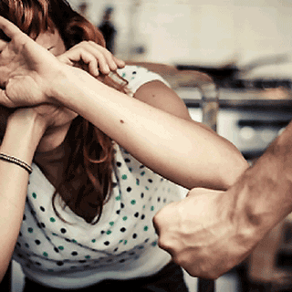 Le forze dell'ordine a scuola per aiutare le donne vittime di violenza