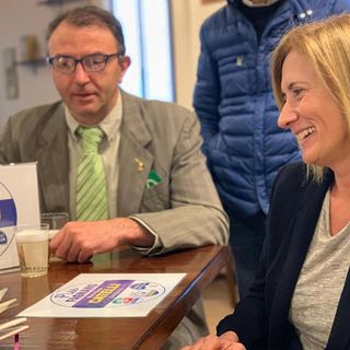 A destra, la sindaca Maria Elena Catelli pronta alle dimissioni in caso di voto contrario anche della maggioranza