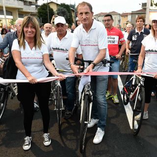 Taglio del nastro in via Lonate. Inaugurata con una maxi pedalata