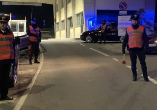 Ruba le targhe di un’auto dell’ospedale e le usa sulla propria