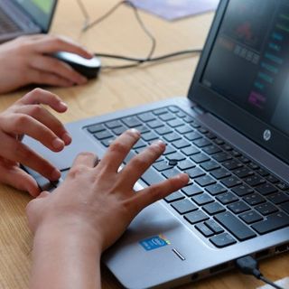 Didattica a distanza, nasce la piattaforma che offre gratuitamente computer e connessioni internet alle scuole