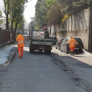 Olgiate sanifica le strade con più passaggio, Castellanza i marciapiedi