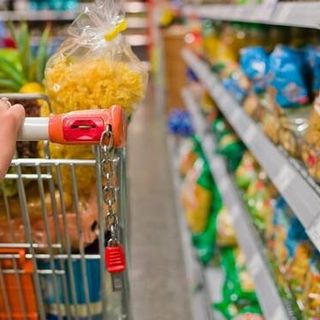 Alimentari e bevande, rincari record a maggio. L'olio di semi aumenta del 70,2%
