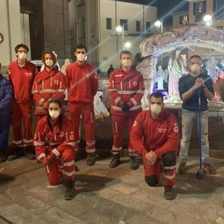 I volontari della Croce Rossa predispongono il presepe in piazza Santa Maria
