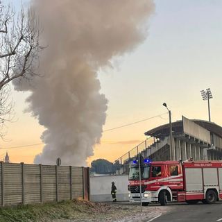 Auto in fiamme a due passi dallo Speroni: vigili del fuoco in azione