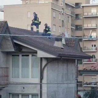 Canna fumaria in fiamme a Cavaria, vigili del fuoco in azione davanti alla stazione