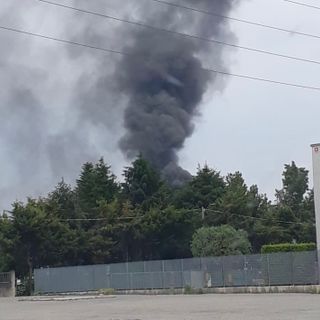 FOTO. A fuoco catasta di pneumatici: colonna di fumo nero in Valle Olona
