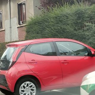 Auto contro il muretto: due persone soccorse a Cavaria