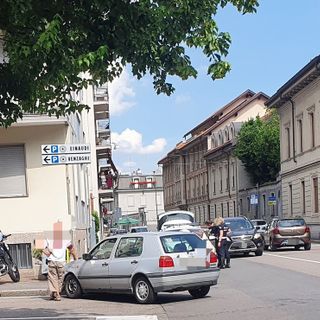 Incidente tra un'auto e una moto a Busto