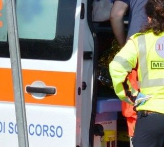 Un'ambulanza in soccorso (foto d'archivio)