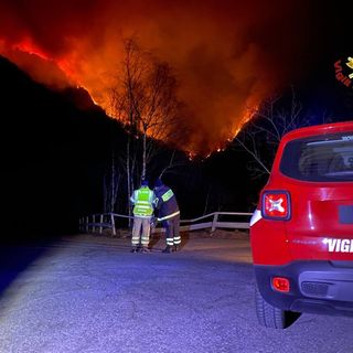 Bruciano ancora i boschi di Indemini: le fiamme alimentate dal forte vento sono sempre più vicine al confine con il Varesotto