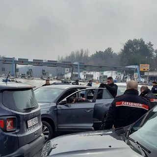 Inseguito per 64 chilometri, forza tre posti di blocco e viene arrestato: non si sa perché scappasse