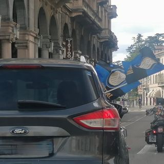 VIDEO e FOTO. Inter campione d'Italia: tifosi nerazzurri in festa in piazza Monte Grappa