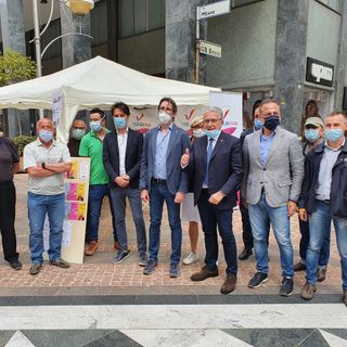 “5 Sì per una Giustizia più giusta”: banchetto di Italia Viva in centro a Busto