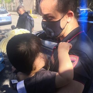 Furto, aggressione e inseguimento con bimbo a bordo. Due donne arrestate dalla polizia