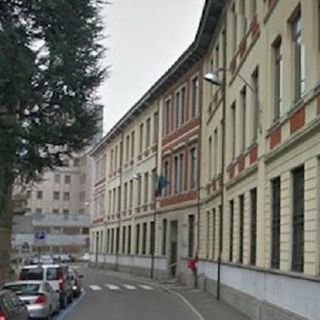 Stop alle auto davanti al liceo Crespi