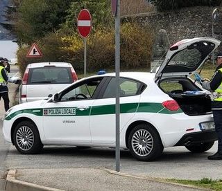 Prima aggredisce medico e infermiere, poi dà in escandescenze all'Anagrafe: denunciato