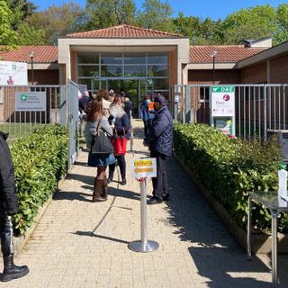La gente in attesa al Distretto sociosanitario a Lonate Pozzolo