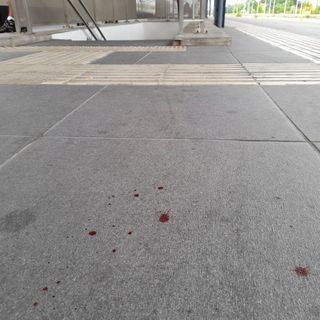 Le macchie di sangue al binario quattro