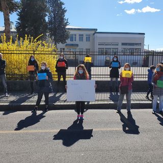«Giù le mani dalla scuola». La protesta dei genitori delle De Amicis contro la Dad