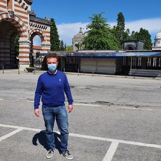 Marco Cirigliano davanti al cimitero di Busto. Sotto, il cartello che indica l'obbligo del disco orario e la multa fatta &quot;a pezzi&quot;